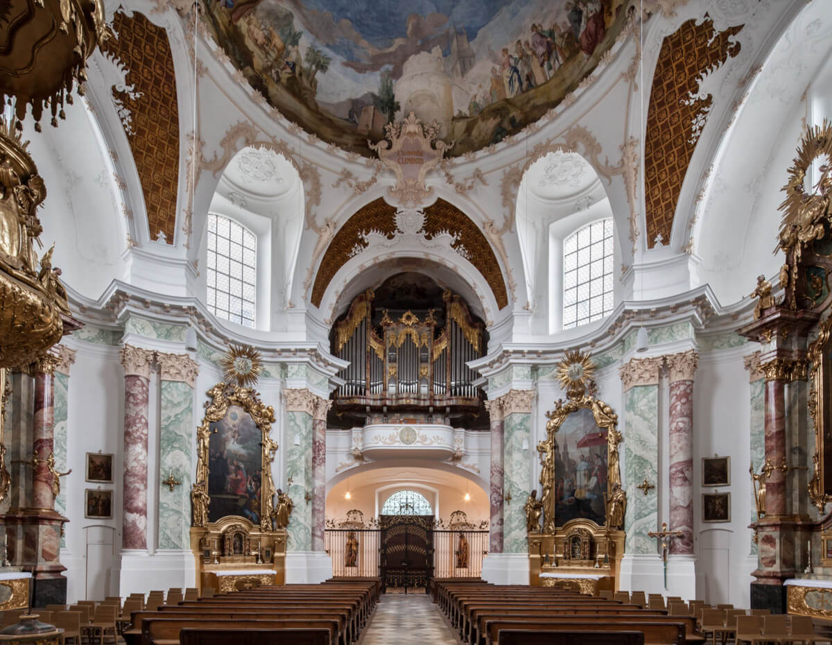 Innenraum mit Orgelempore